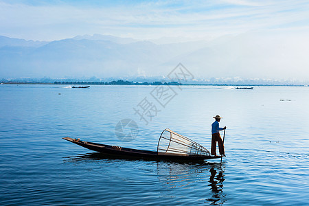 缅甸旅游景点地标缅甸传统渔民inle湖,缅甸著名的独特的单腿划船风格缅甸inle湖的传统缅甸渔民图片