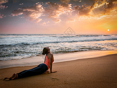 户外瑜伽在日落海滩图片