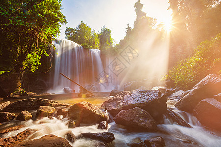 柬埔寨早晨的热带瀑布阳光镜头耀斑光泄漏早上的热带瀑布图片
