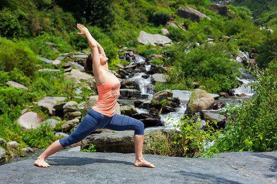 瑜伽户外运动健康的女人图片