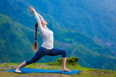 户外瑜伽运动健康的女人阿什唐加维尼亚萨瑜伽阿萨纳维拉哈德拉萨纳图片