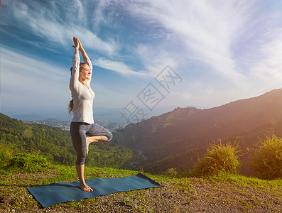 瑜伽练户外女练平衡瑜伽,阿莎娜,vrikshasana,树姿势喜马拉雅山,户外上午印度希马查尔邦瑜伽中的女人图片