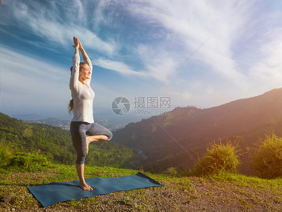 瑜伽练户外女练平衡瑜伽,阿莎娜,vrikshasana,树姿势喜马拉雅山,户外上午印度希马查尔邦瑜伽中的女人图片