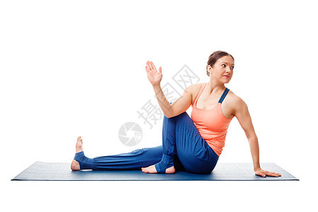 瑜伽的女人阿莎娜阿达马西恩德拉萨娜半脊扭姿势,白色背景上隔离瑜伽的女人阿莎马森德拉萨纳白色上被隔离图片