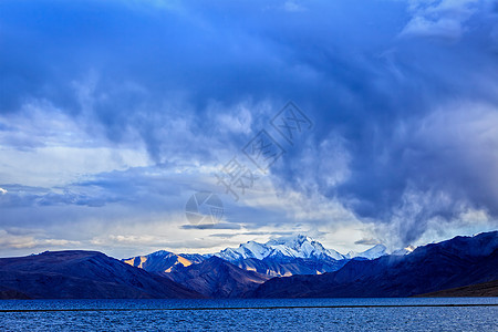 喜马拉雅山科尔佐克拉达克的喜马拉雅湖上聚集风暴托莫里,拉达克图片