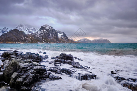 冬季挪威海峡湾的岩石海岸瓦里德,洛福滕岛,挪威挪威峡湾的岩石海岸图片
