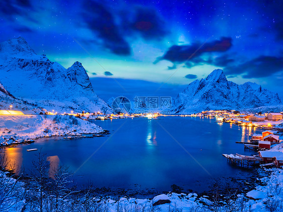 雷恩村夜间用北极光照明挪威洛福腾群岛雷恩村晚上挪威洛福腾群岛图片