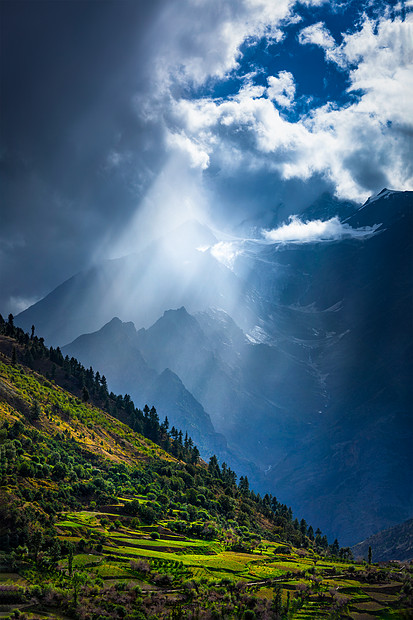 喜马拉雅山脉的喜马拉雅山谷里,阳光穿过云层印度希马查尔邦拉胡尔山谷喜马拉雅山脉的喜马拉雅山谷里,阳光穿过云层图片