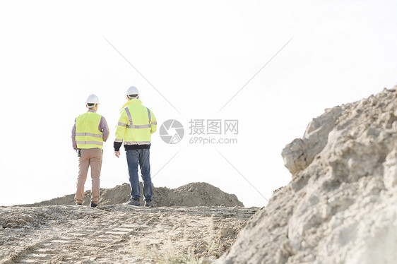 站施工场景的监理人员的后视镜,着晴朗的天空图片