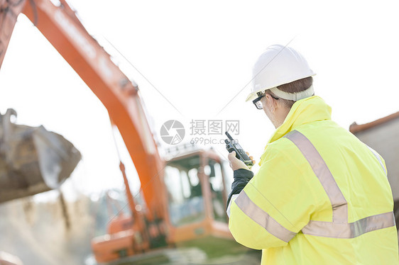 主管施工场景用讲机抗晴空图片