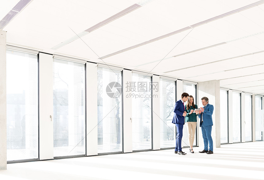 新办公室用数字平板电脑的商务人士的全部时间