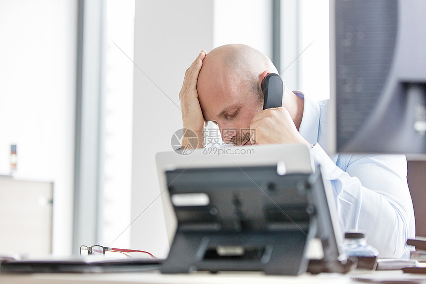 紧张的中间成商人 手拉手办公室里用电话高清图片下载 正版图片 摄图网