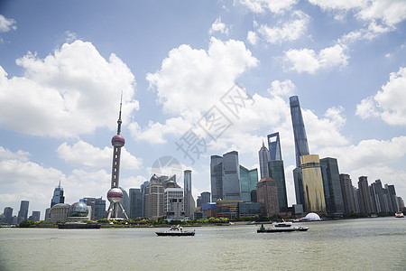 黄浦江多云天空的浦东天际线背景图片