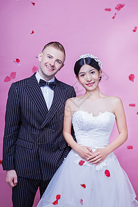 站粉红色背景下的幸福新婚夫妇的肖像图片