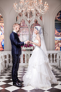 婚礼夫妇教堂戒指的完整侧视图图片