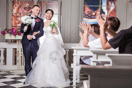 婚礼嘉宾为新婚夫妇教堂捧花鼓掌图片