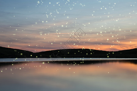 美丽的夏季日落景观萤火虫发光以上充满活力的湖泊山丘远处图片