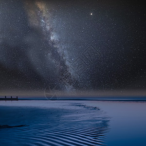 令人惊叹的充满活力的银河复合图像低潮海滩上的景观图片