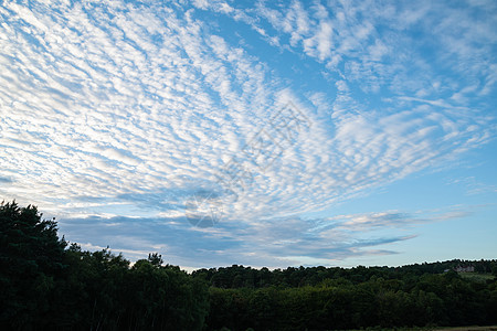 令人惊叹的鲭鱼天空卷云夏季天空景观背景图片