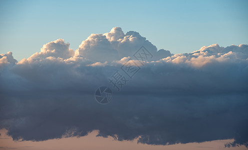 惊人的积雨云风暴雨云夏季日落天空与戏剧的喜怒无常的颜色纹理图片