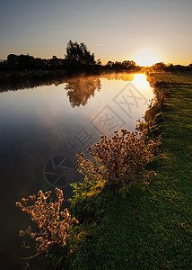 美丽的日出景观图像泰晤士河莱克莱德泰晤士河英国科茨沃尔德农村图片