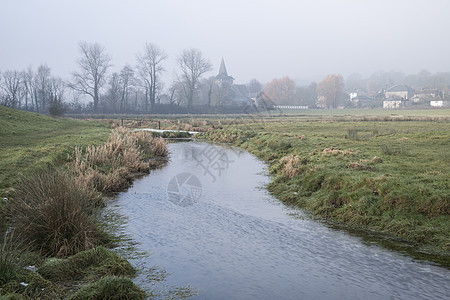 寒冷的雾状冬季景观英国乡村的溪流上图片