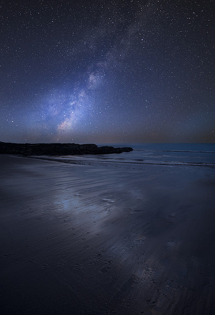令人惊叹的充满活力的银河复合图像空滩夏季景观上图片