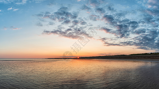 美丽多彩的夏季日落海滩景观与惊人的天空颜色图片