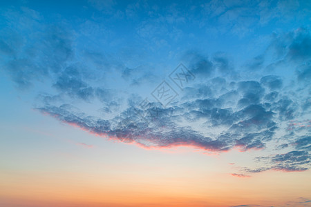 美丽多彩的夏季日落海滩景观与惊人的天空颜色图片