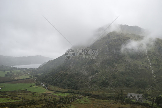 秋季强降雨伴雾天气后,低云尼亚山脉上的景观山脉上的景观图像图片