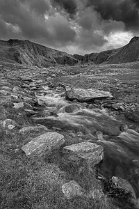 黑色白色的景观图像,河流流经山脉附近的llynOgwenllynidwal斯诺登尼亚秋季图片