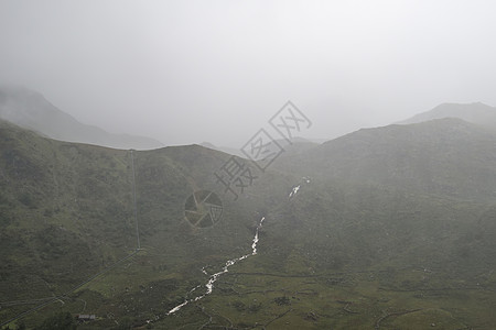 秋季强降雨伴雾天气后,低云尼亚山脉上的景观山脉上的景观图像图片