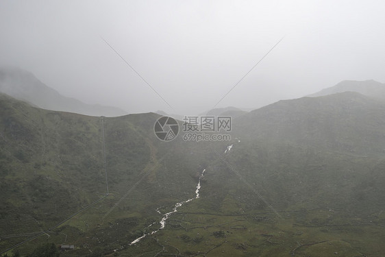 秋季强降雨伴雾天气后,低云尼亚山脉上的景观山脉上的景观图像图片