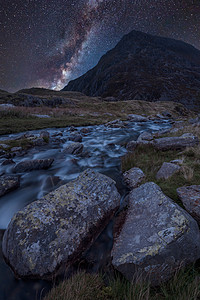 令人震惊的充满活力的银河复合图像上的景观图像,河流流经山脉附近的lynOgwenlynidwal斯诺登尼亚图片