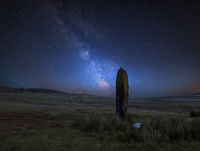 惊人的充满活力的银河复合图像,威尔士古代史前石头的景观图片