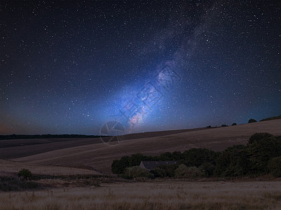 令人惊叹的充满活力的银河复合图像覆盖英国乡村的景观图片