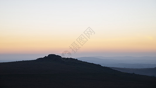 美丽的日落轮廓景观图像的雾达特穆尔图片