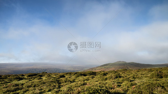 雾蒙蒙的秋天早晨,美丽的兰斯切普景色穿过达特穆尔图片