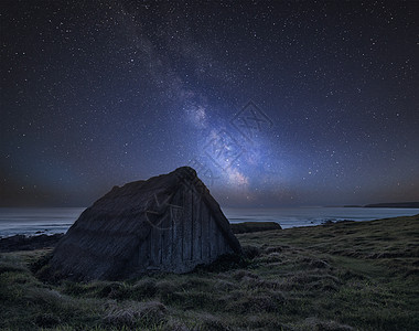 令人震惊的充满活力的银河复合图像景观海藻干燥小屋淡水西岸威尔士图片