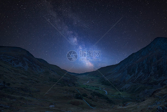 令人惊叹的充满活力的银河复合图像美丽的穆迪景观图像的南特弗朗康山谷斯诺登尼亚图片