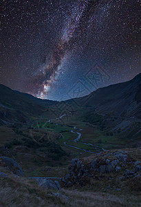 令人惊叹的充满活力的银河复合图像美丽的穆迪景观图像的南特弗朗康山谷斯诺登尼亚图片