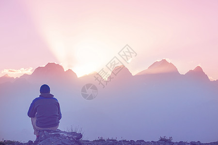 徒步的时间男子徒步旅行美丽的范恩山帕米尔,塔吉克斯坦中亚图片