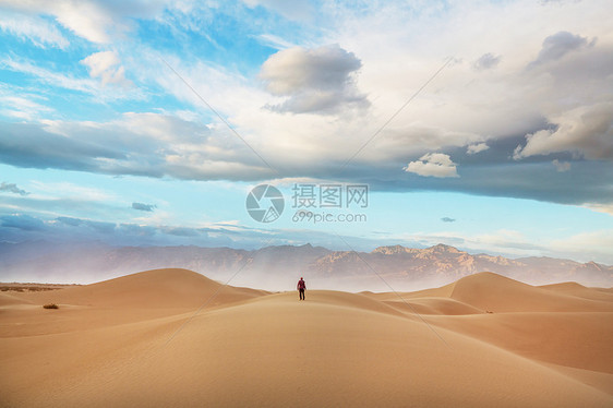 沙漠里的人图片