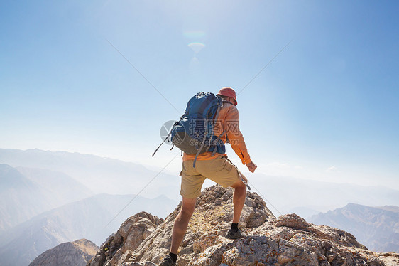 山顶上的徒步旅行者图片