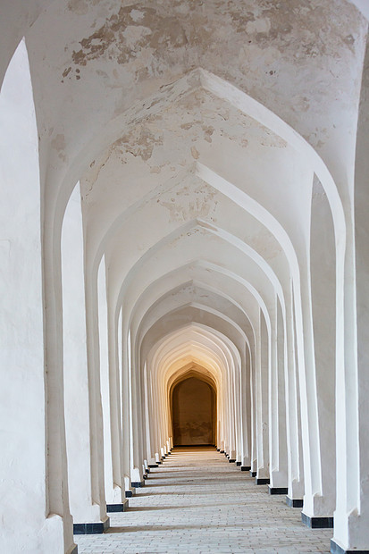 科隆清真寺的白色阿拉伯拱门布哈拉乌兹别克斯坦中亚图片