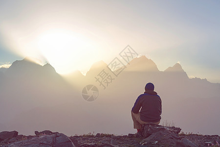 徒步的时间男子徒步旅行美丽的范恩山帕米尔,塔吉克斯坦中亚图片