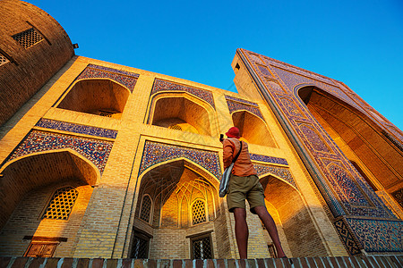 乌兹别克斯坦古代历史建筑附近的游客图片