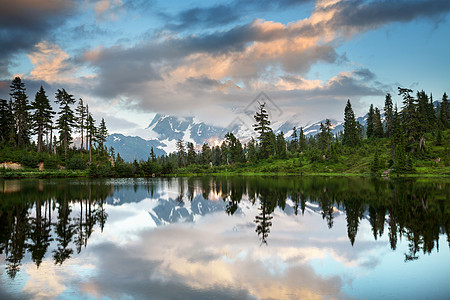 远景山风景图片湖与山树山倒影华盛顿,美国背景