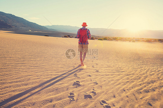 沙漠沙丘中的徒步旅行者图片