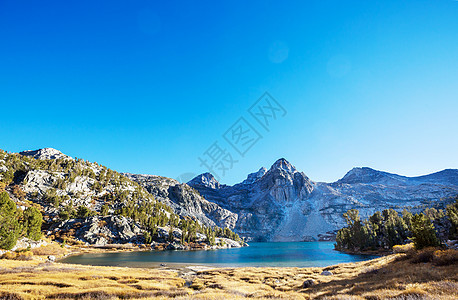 秋天山丽的自然景象内华达山脉湖泊倒影图片